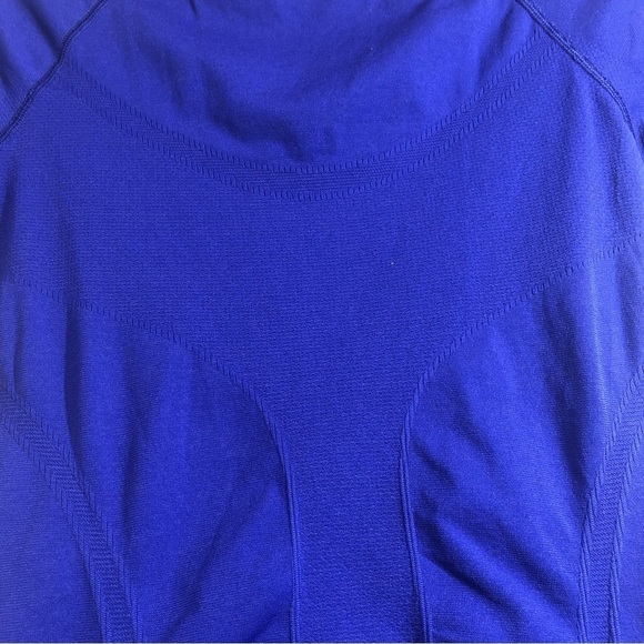Athleta fitness top with elastic on the back and front - Picture 3 of 10